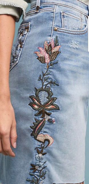 Chân váy jean thêu hoa dài tới gối - usatheu0141