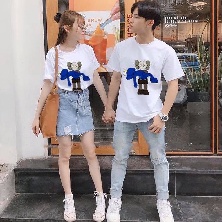 Follow Shop Săn Deal Hot Ngày 2/2 Áo Thun Đôi Tình Nhân Màu Trắng Hình Búp Bê Kaws - Market King