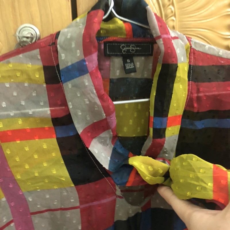 Áo Sơ Mi Voan Kính Xốp Jessica Simpson Nơ Cổ Tay Dài Mangsette Caro Ngũ Sắc