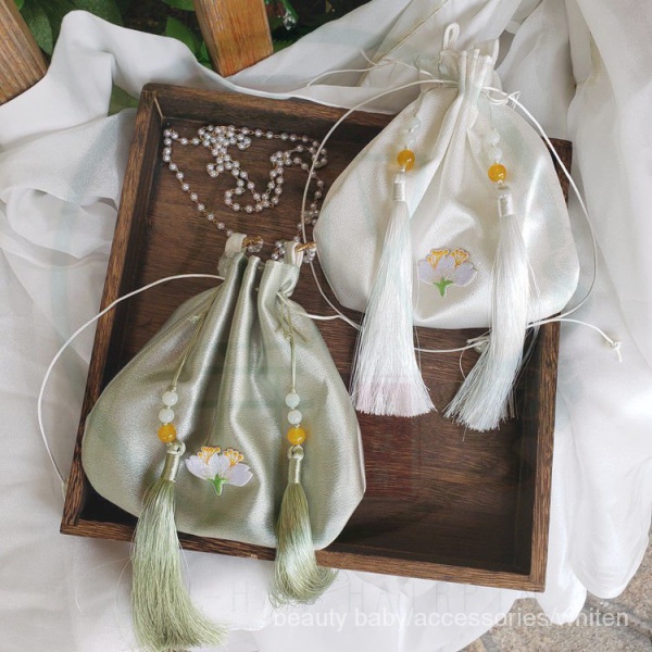 Túi đeo chéo vải satin hình tròn thêu họa tiết phối tua rua phong cách Trung Ho