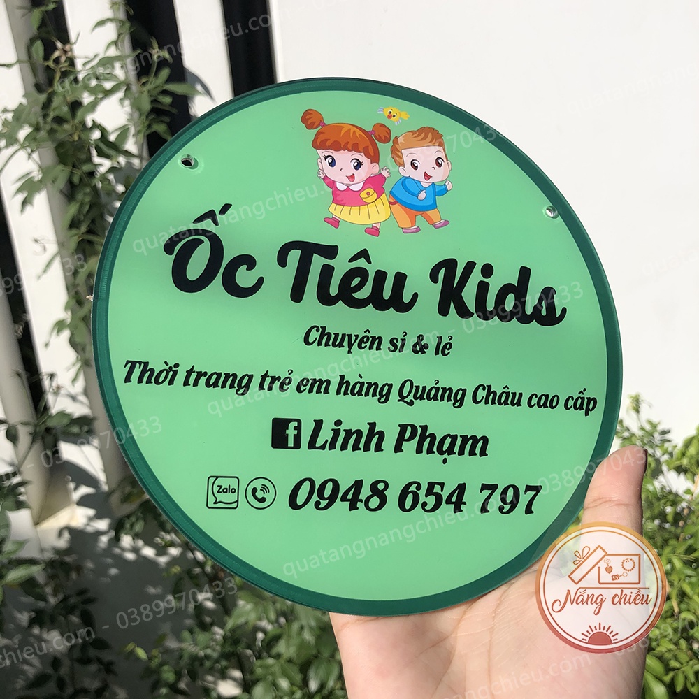 Bảng mica tròn thiết kế dành cho cửa hàng thời trang trẻ em - Thiết kế và in thông tin theo yêu cầu