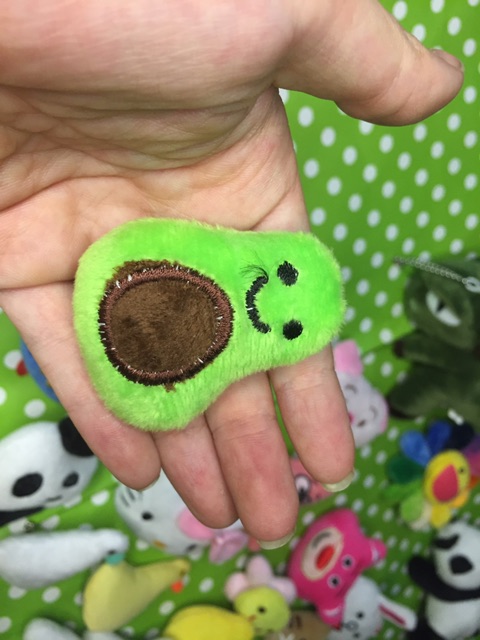 Ghim cài, huy hiệu cài trái bơ