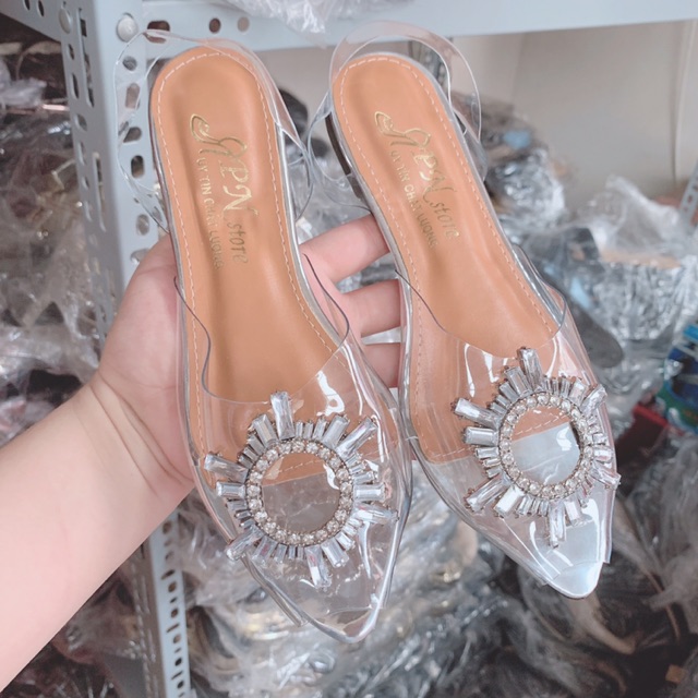 Giày sandal qua trong hoa đá bệt