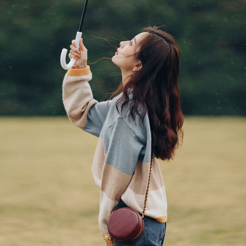 Áo len dáng rộng tay dài cổ tròn kẻ sọc cho nữ