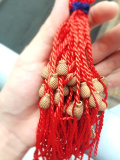 Vòng chỉ đỏ may mắn