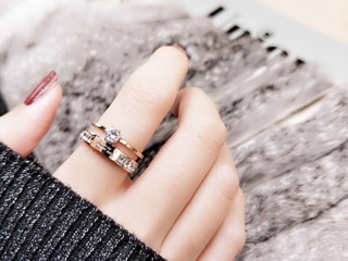 Nhẫn titan nữ đính đá sang chảnh