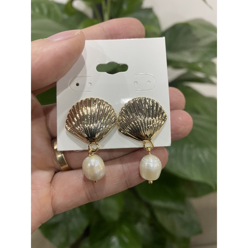 khuyên tai hạt trai lủng lẳng lạ mắt