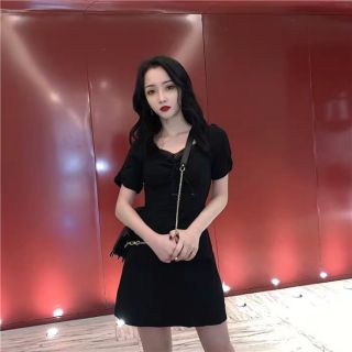 Đầm cổ vuông sáng xoè