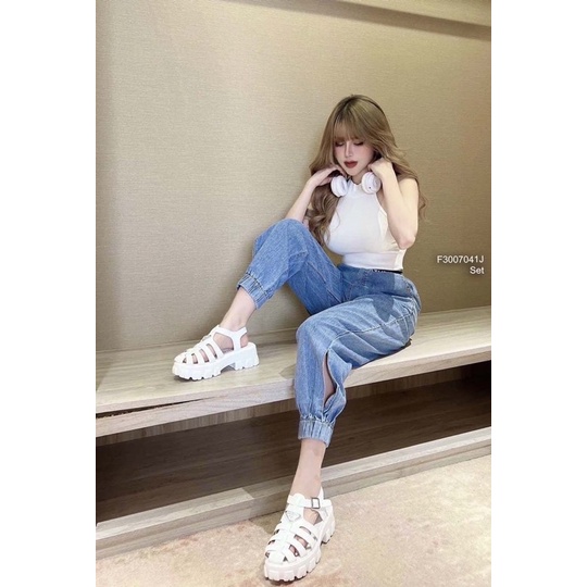 Set áo thun croptop cổ yếm siêu cá tính phối quần boom jean lưng phối viền chữ