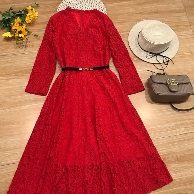 Váy hoạ tiết ren