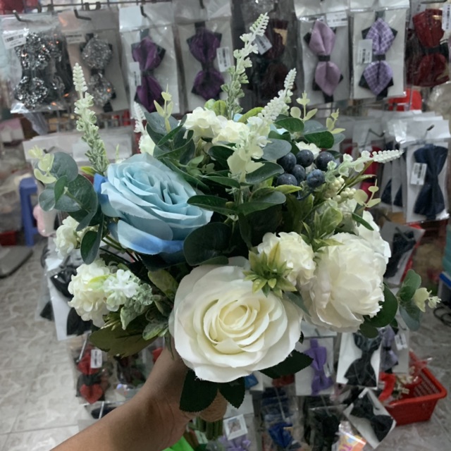 Phụ kiện cưới Giang - hoa cầm tay cô dâu mẫu mới đẹp hoa Hồng xanh