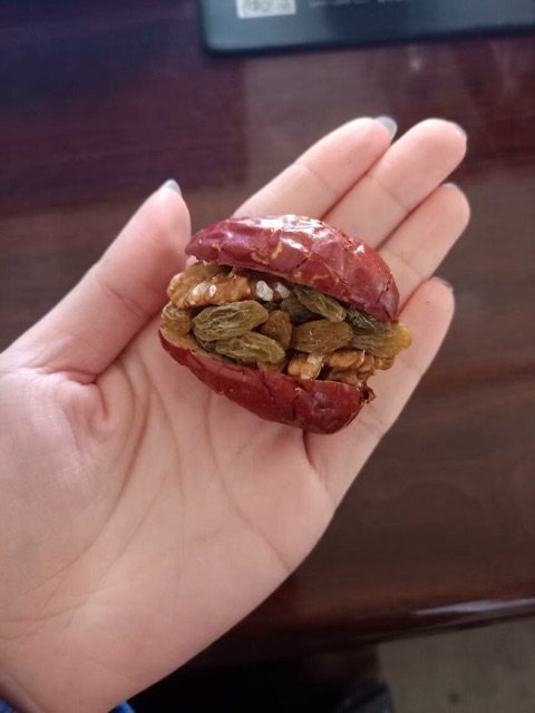 Táo đỏ kẹp óc chó và nho khô