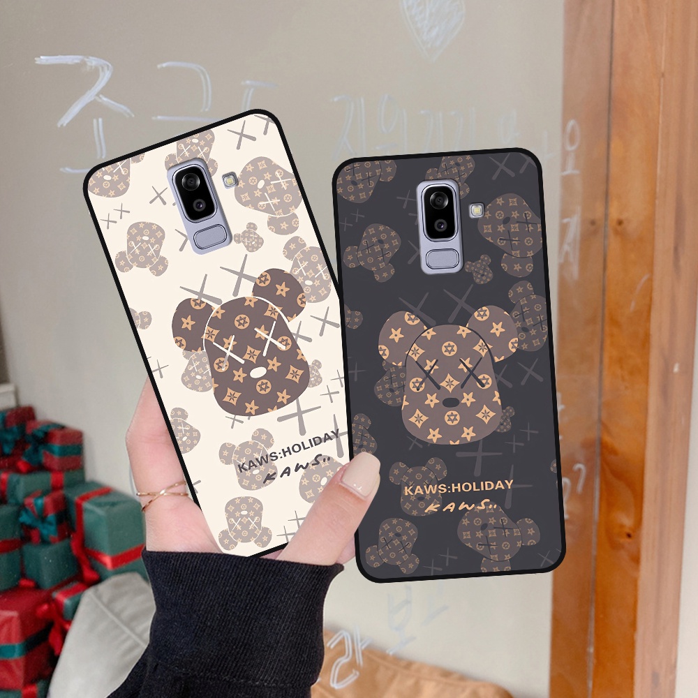 Ốp lưng Samsung J8 in hình họa tiết Mountain, Be@rbrick dễ thương (T13 - T18)