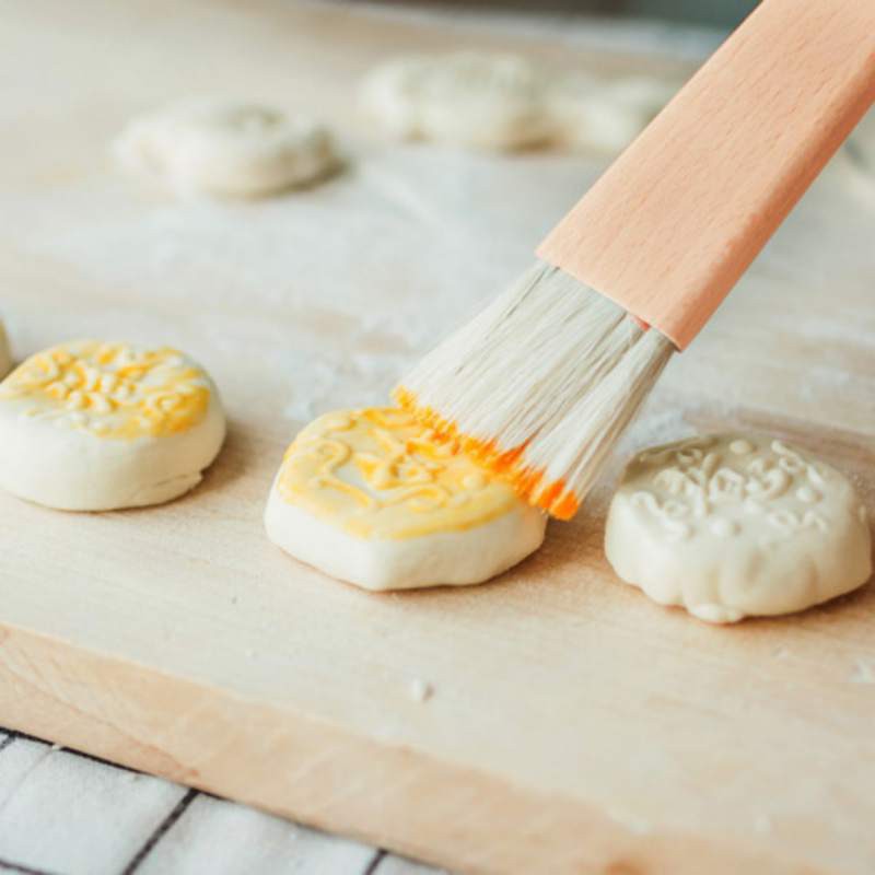 Cọ cán tròn phết dầu thịt nướng tại nhà bếp