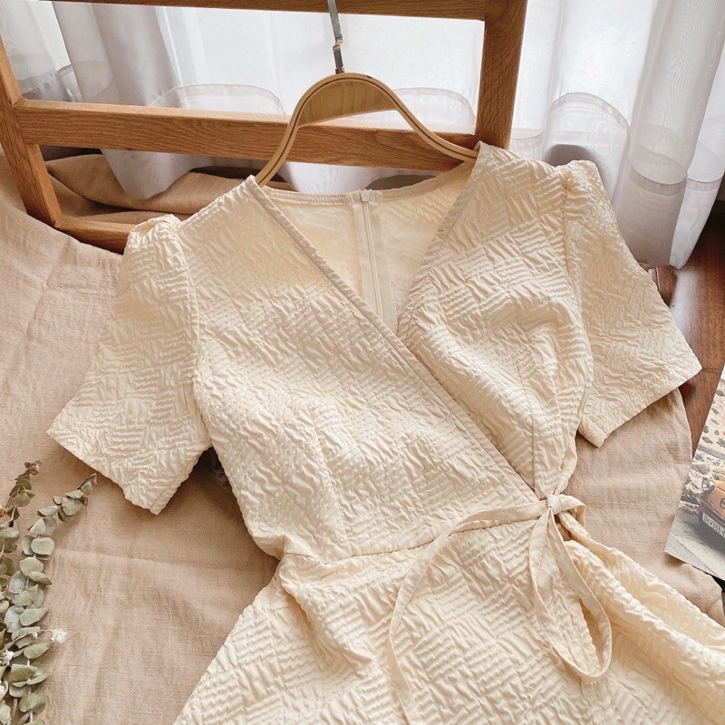 ĐẦM XÔ GÂN NỔI CỔ ĐẮP CHÉO CHÂN BÈO | BigBuy360 - bigbuy360.vn