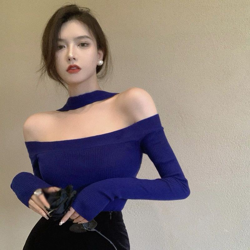 Áo sweater cổ yếm một bên vai ôm dáng màu xanh dương cho nữ
 | BigBuy360 - bigbuy360.vn