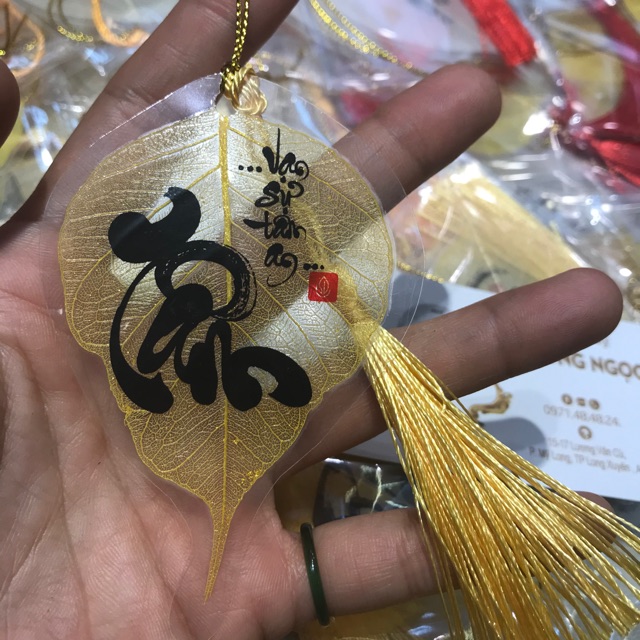 Lá Bồ đề in chữ.