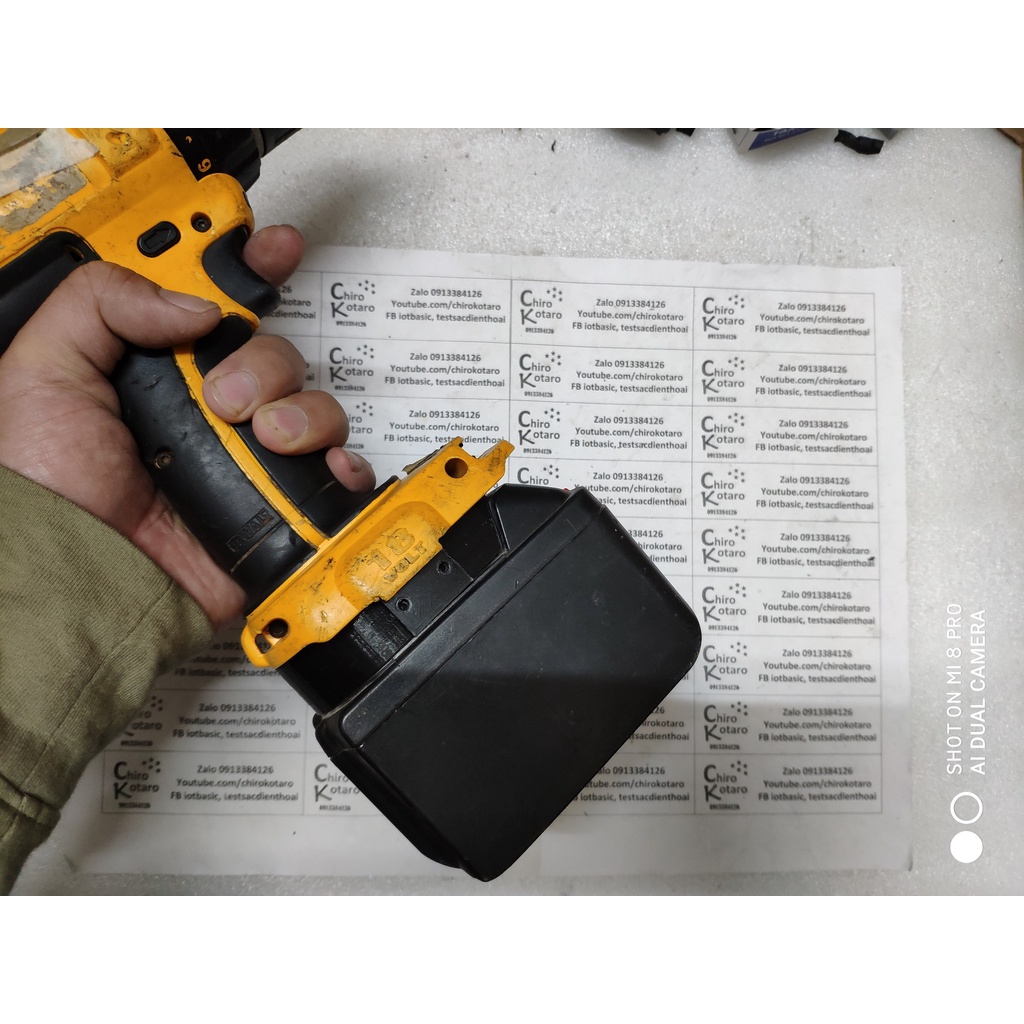 Đế chuyển chân khoan, vit Dewalt 18V NiCD/NiMH đầu đút sang dùng pin cài Makita