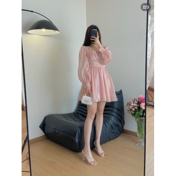 Đầm tơ xếp ly cổ vuông