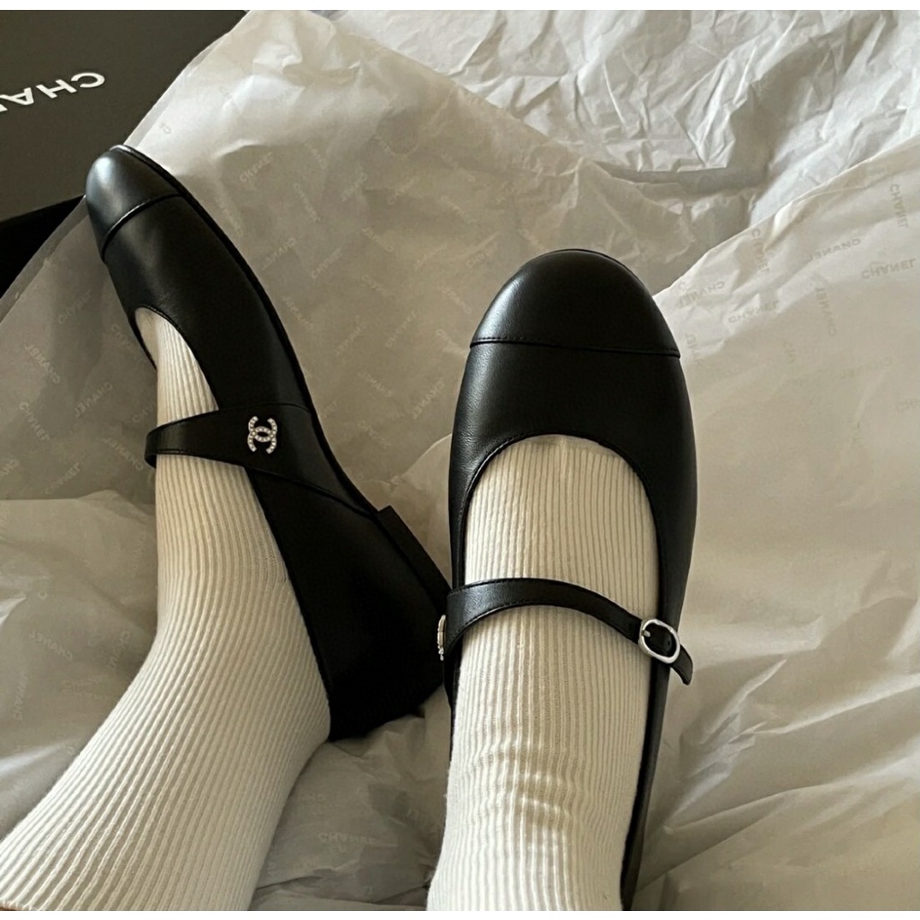 Giày Búp Bê MARY JANES Nhung &amp; Da Bò Đính Ngọc Trai Giả Màu Trắng &amp; Đen Không Hộp