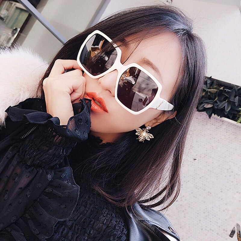 Đôi khuyên tai hình chú ong đính đá thiết kế hợp thời trang dành cho nữ