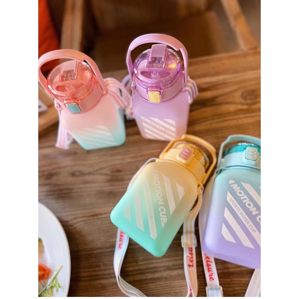 Bình nước 1500ml, bình đựng nước cute, có vạch chia nhiều màu siêu xinh kèm dây đeo ống hút tặng sticker 2D và 3D