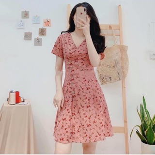 VÁY HOA HỒNG ĐẤT CỔ V KHUY GỖ LỆCH