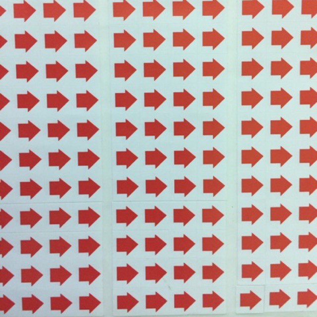 700 Tem mũi tên sticker dán lỗi sản phẩm kích thước 9x9mm phục vụ ngành may mặc, công nghiệp.