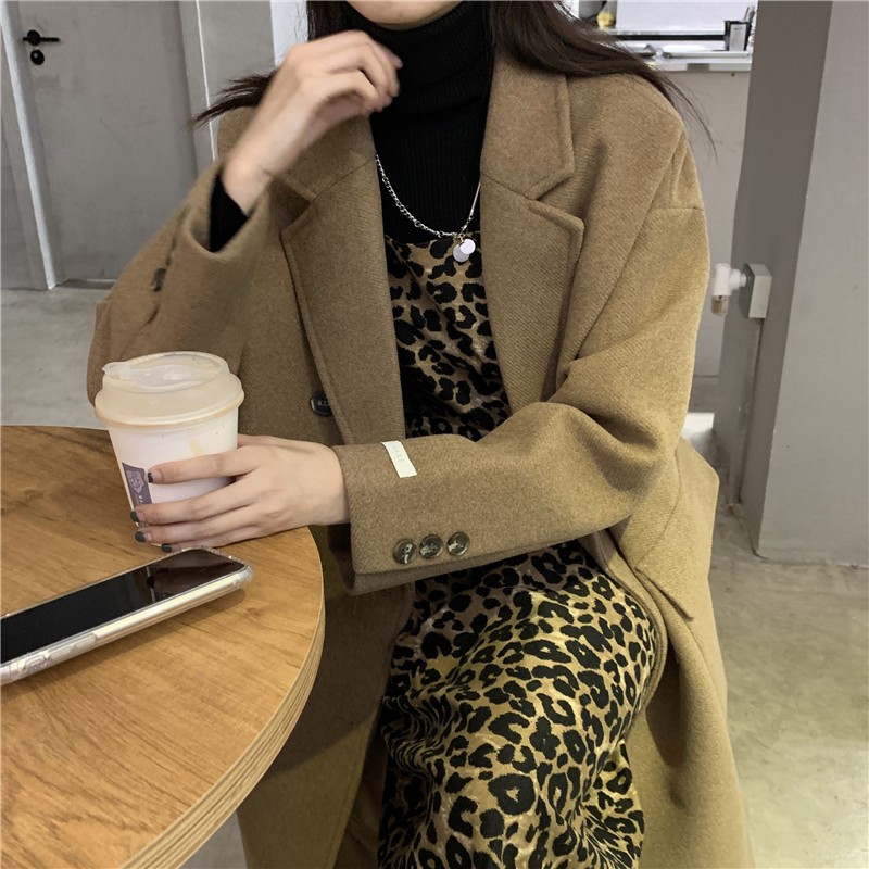 Áo dạ dáng dài màu nâu tây túi hộp kết hợp với váy hai dây da beo nổi bật thu đông Inin Shop