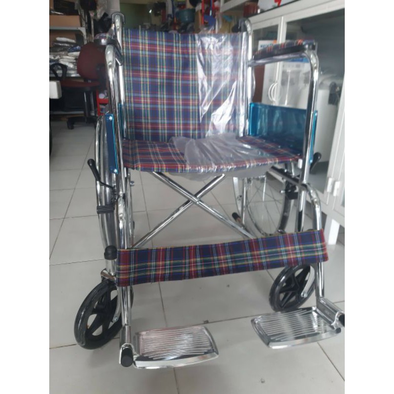 Xe lăn có thắng cho người già