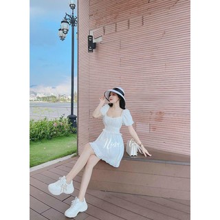 Đầm trắng cổ tim tay bồng viền bèo