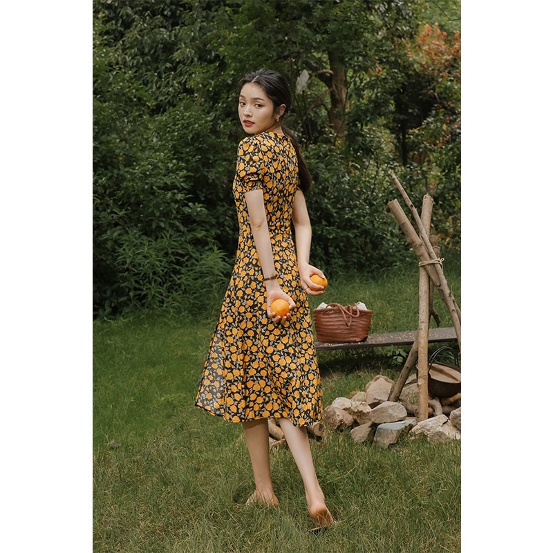 Đầm dài vintage cổ điển cổ bo chun tay ngắn xẻ vạt hoạ tiết hoa hồng vàng