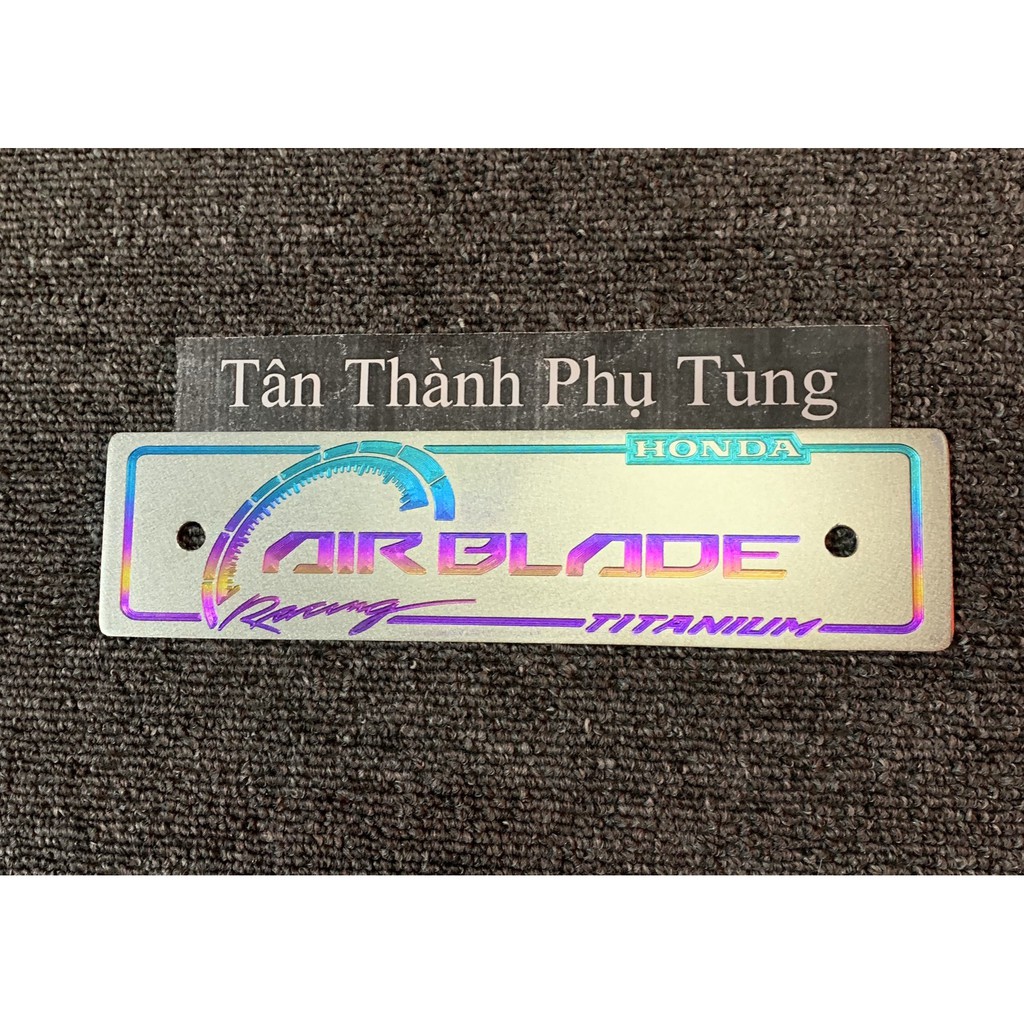 Bảng tên Titan Air Blade kèm bass ốc