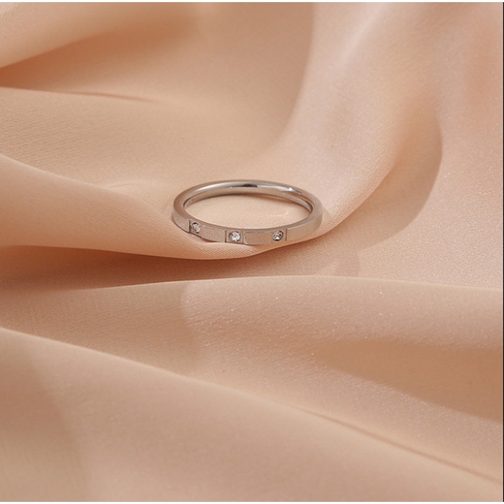Nhẫn titan nữ ba hạt đá nhỏ không đen không gỉ trẻ trung sang trọng