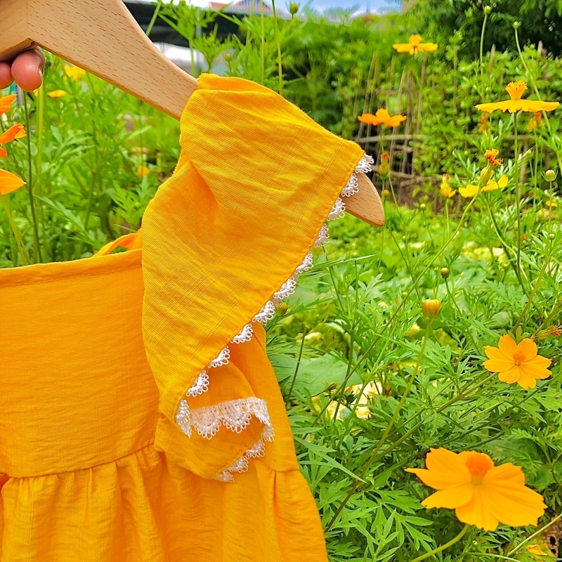 Váy Đầm bé Gái chất Đũi Xước Thắt Nơ Sau vai nhún bèo tiểu thư