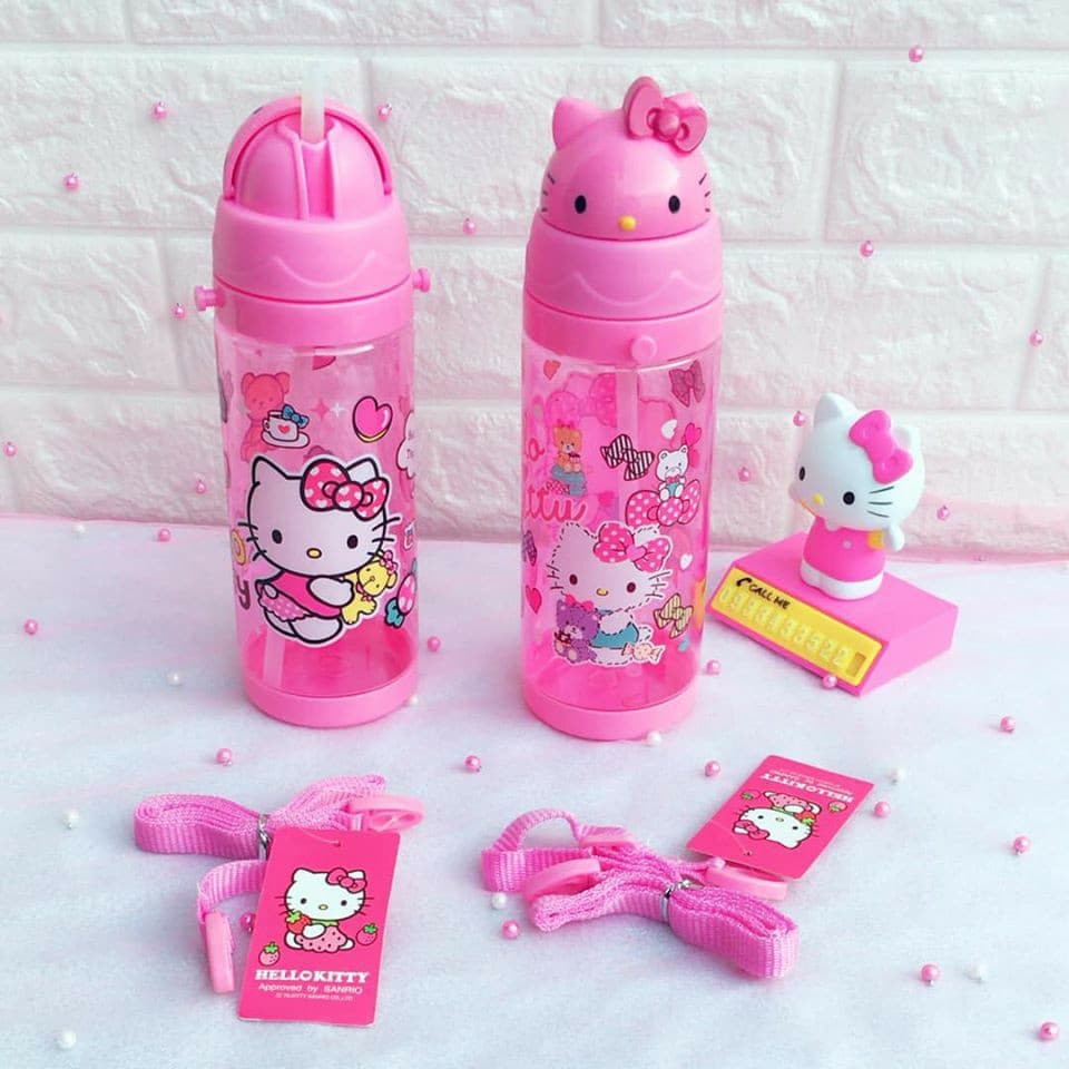 Bình uống nước ống hút nhựa 550ml họa tiết Hello Kitty/ Doraemon kèm dây đeo vai