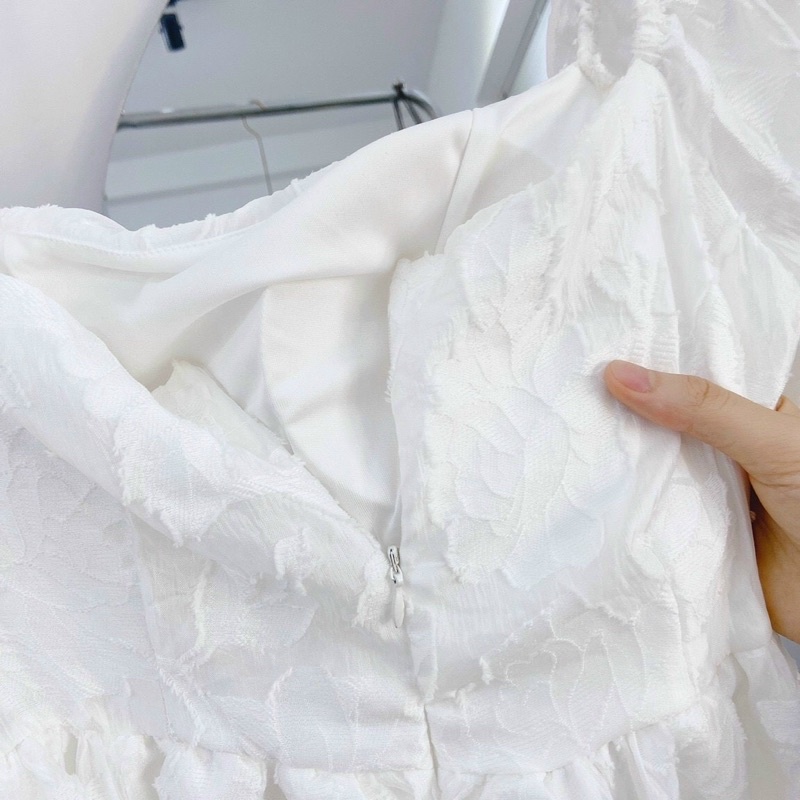 ĐẦM MIDI TRẮNG HOA NỔI CỔ VUÔNG