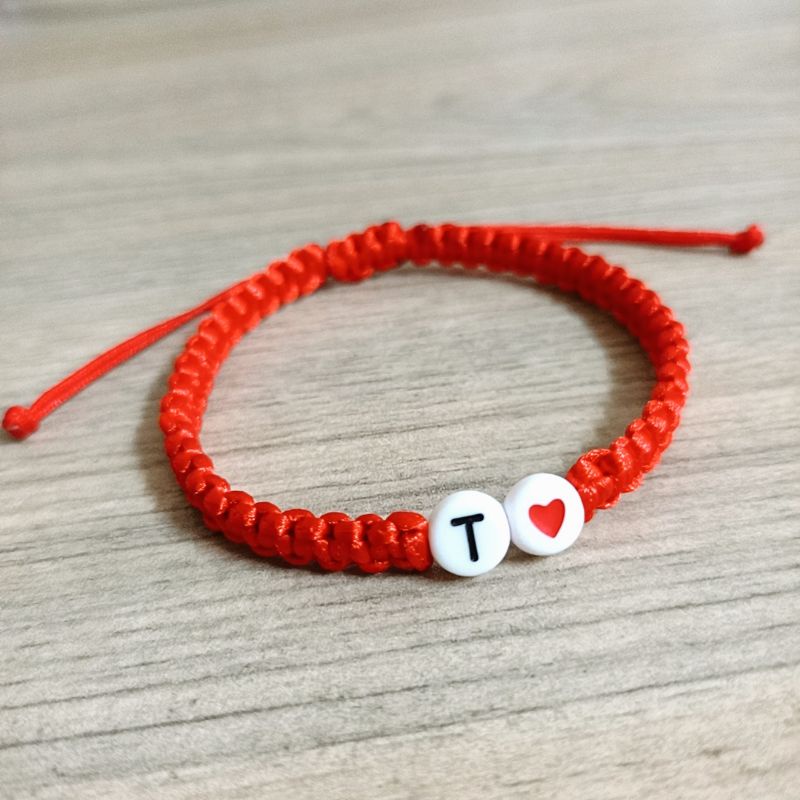 Vòng tay chỉ đỏ hạt nhựa khắc chữ cái đầu tên , vòng tay đôi nam nữ, vòng tay tình bạn, vòng cặp tình yêu...