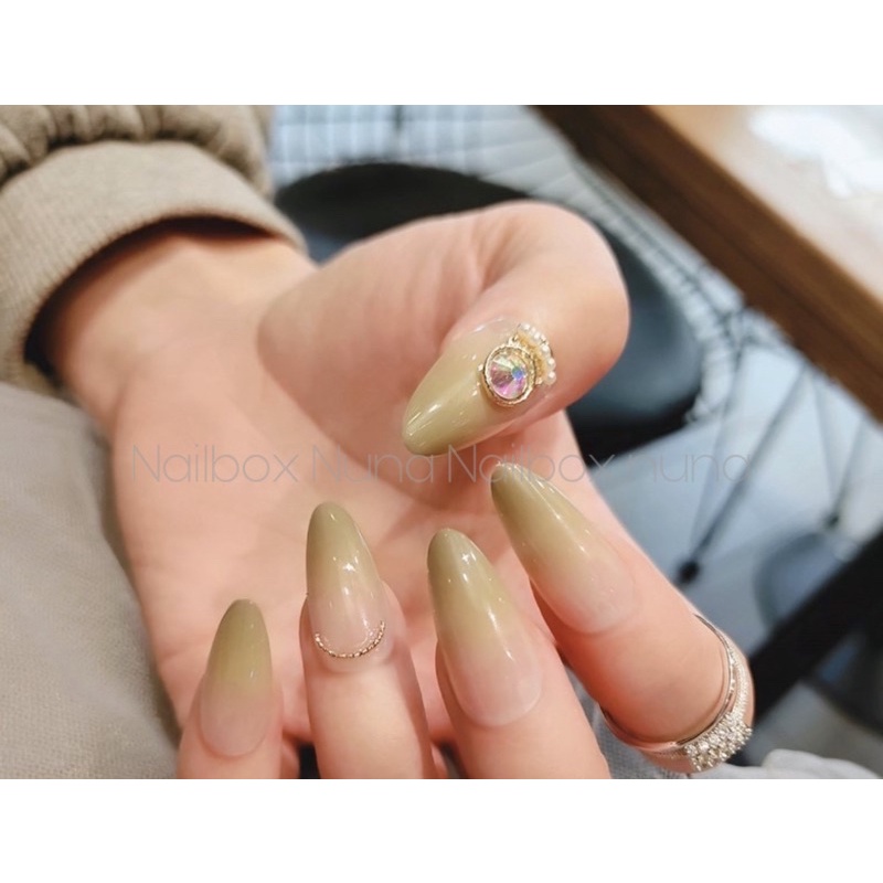 Nailbox Nuna móng úp ombre xanh bơ đính charm xinh xinh. nail box sẵn có now ship