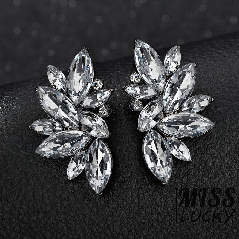 Khuyên tai nữ kiểu dáng thời trang sang trọng