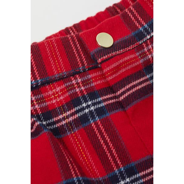 Set 3 chi tiết gồm áo thun, shorts dạ đỏ caro và quần tất đỏ, HM UK săn SALE