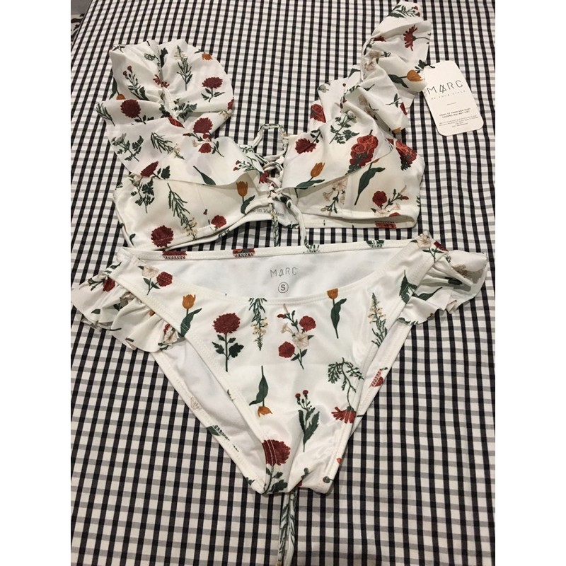 Bikini hoạ tiết hoa và một mảnh cut out