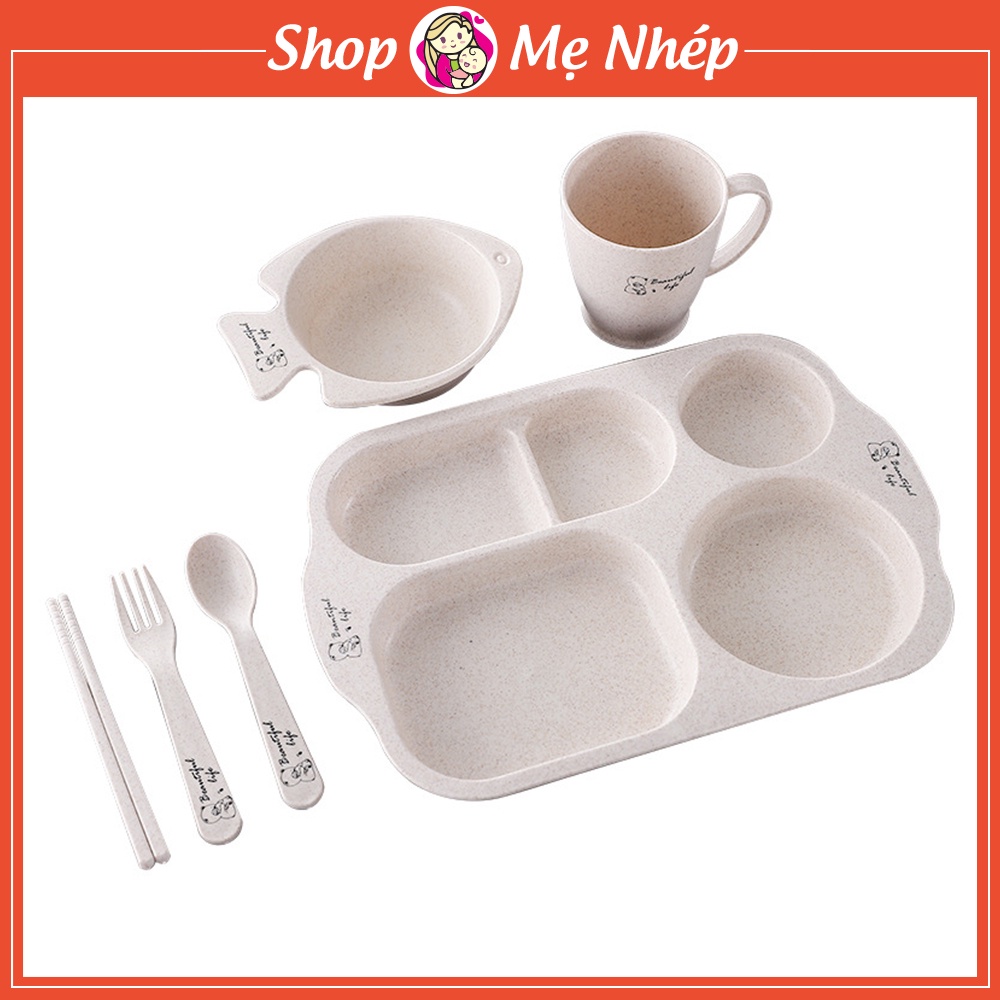Bộ ăn dặm cho bé được làm từ bột lúa mạch gồm 5 ngăn, cốc, bát, thìa, đũa, dĩa