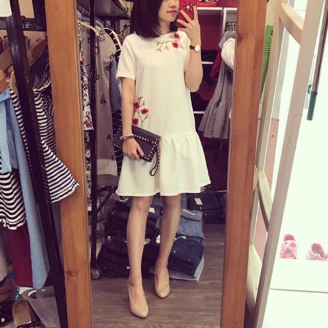 Váy xinh thêu hoa duyên dáng