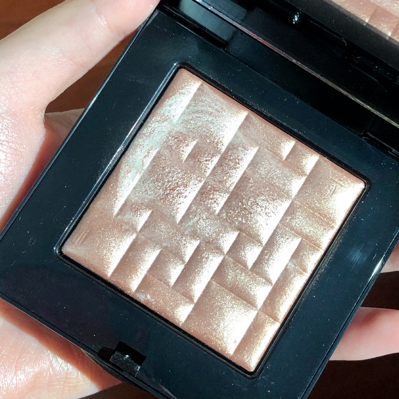 BOBBI BROWN Phấn Bắt Sáng Bụng Bobbi Nâu 8g