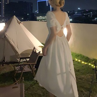 Đầm suông trắng dài hở lưng xẻ tà phong cách dịu dàng nữ tính