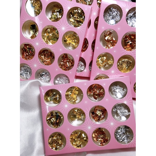 Giấy bạc ẩn móng tay