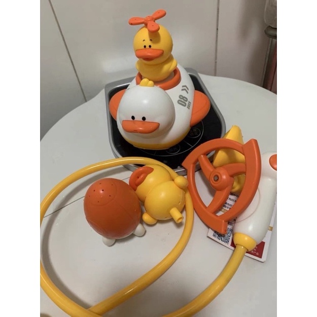 Bộ đồ chơi thả bồn tắm nghịch nước Vịt vàng cute bản cao cấp 3 vịt con kèm 4 đầu vòi phun nước tự động