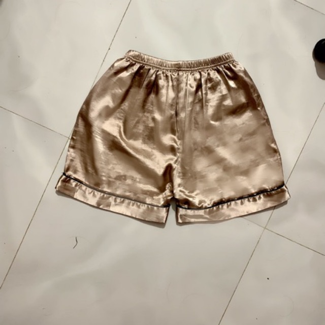 Thanh lý quần lụa đùi mặc ở nhà đã sử dụng úed đồng giá | BigBuy360 - bigbuy360.vn