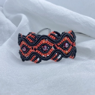 The lovy wavy loop macrame bracelet. Vòng tay handmade phối pha lê